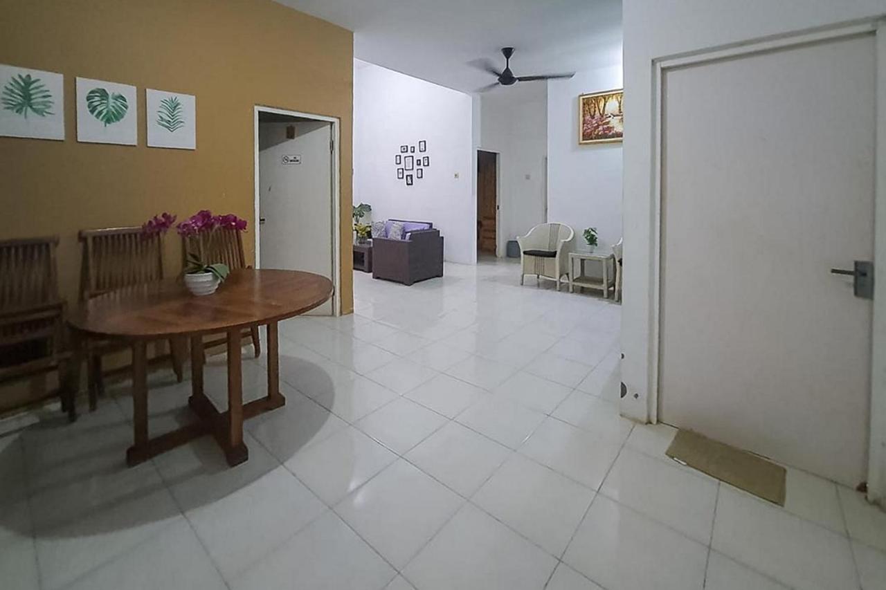 Syafa Homestay Syariah Mitra Reddoorz Tuban  エクステリア 写真