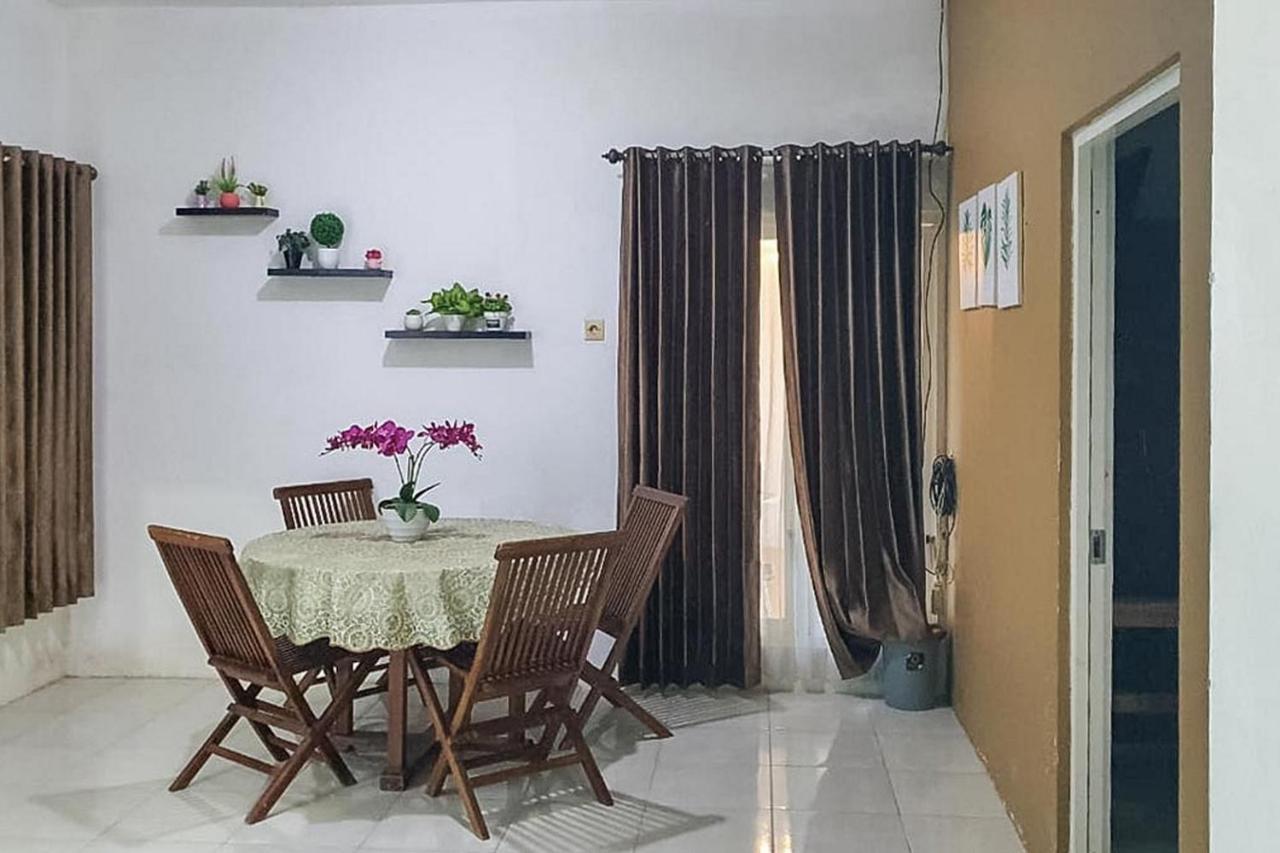 Syafa Homestay Syariah Mitra Reddoorz Tuban  エクステリア 写真