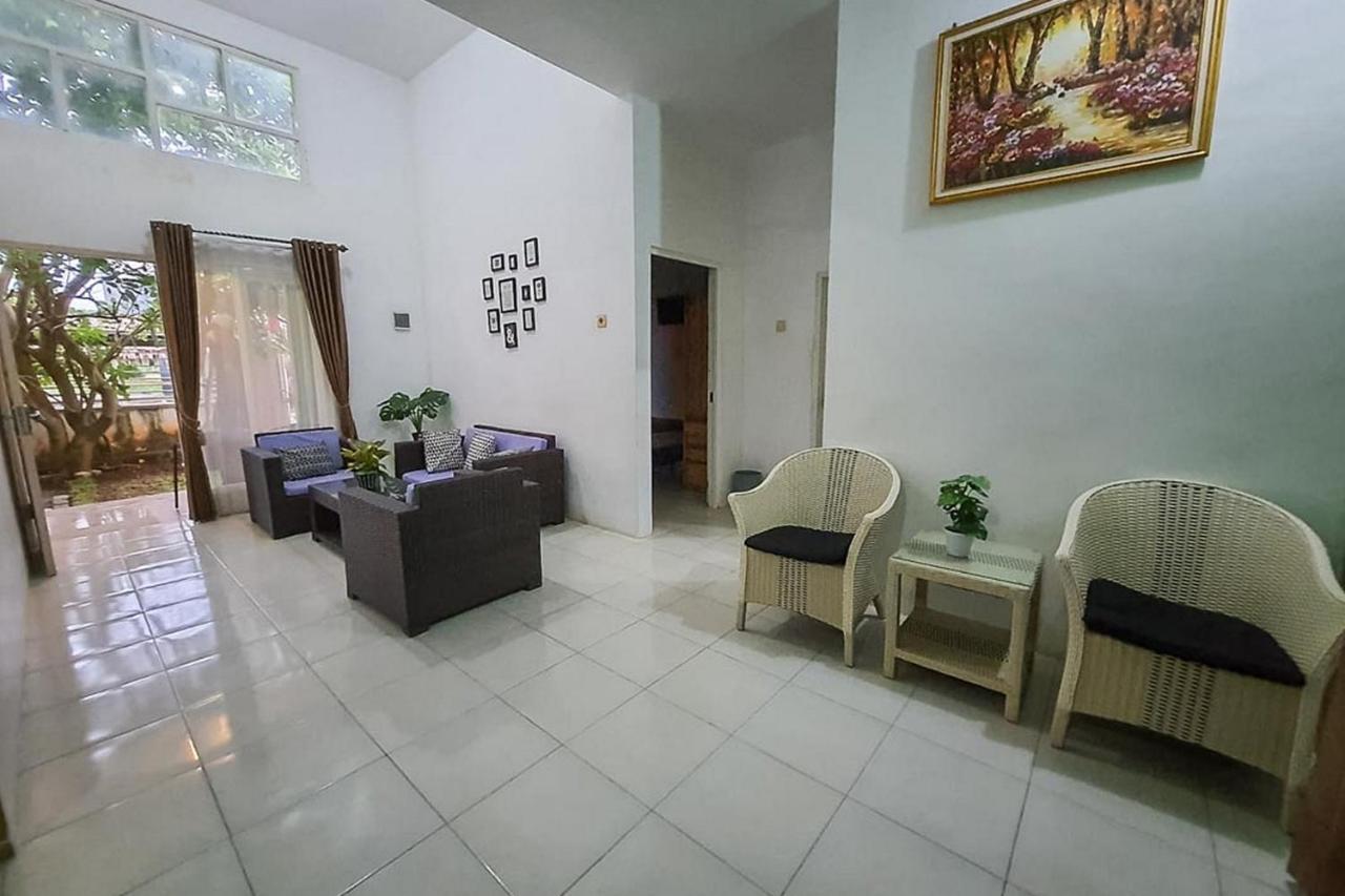 Syafa Homestay Syariah Mitra Reddoorz Tuban  エクステリア 写真