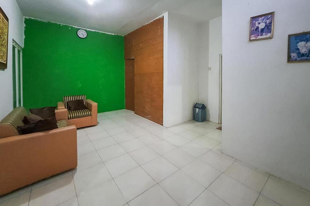 Syafa Homestay Syariah Mitra Reddoorz Tuban  エクステリア 写真